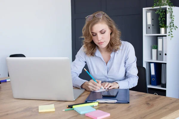 Retrato Una Hermosa Joven Que Trabaja Oficina — Foto de Stock