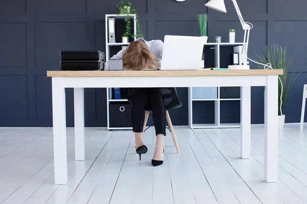 Joven Mujer Frustrada Agotada Recostó Cabeza Sobre Mesa Sentarse Trabajar — Foto de Stock