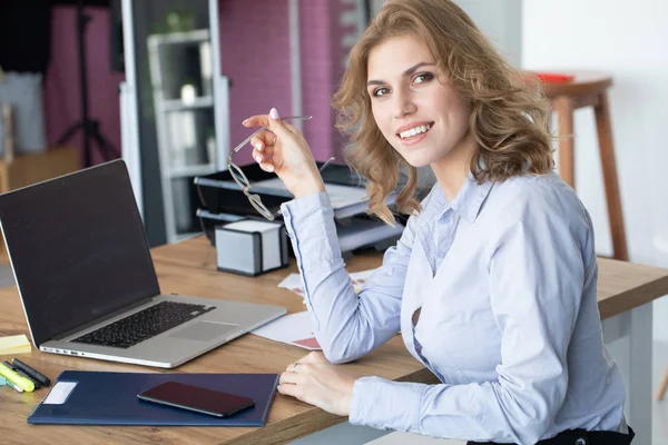 Retrato Una Hermosa Joven Que Trabaja Oficina — Foto de Stock