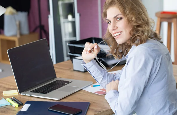 Retrato Una Hermosa Joven Que Trabaja Oficina — Foto de Stock