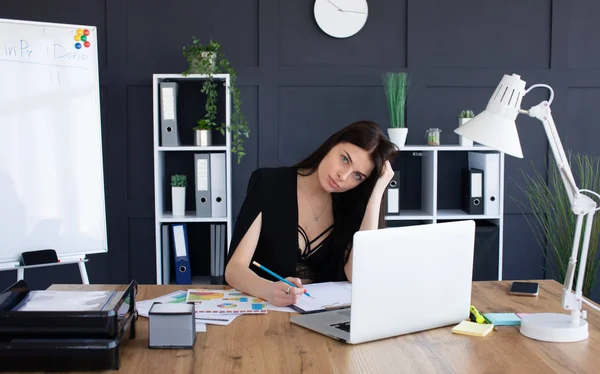 Atractiva Sexy Mujer Negocios Está Trabajando Oficina — Foto de Stock