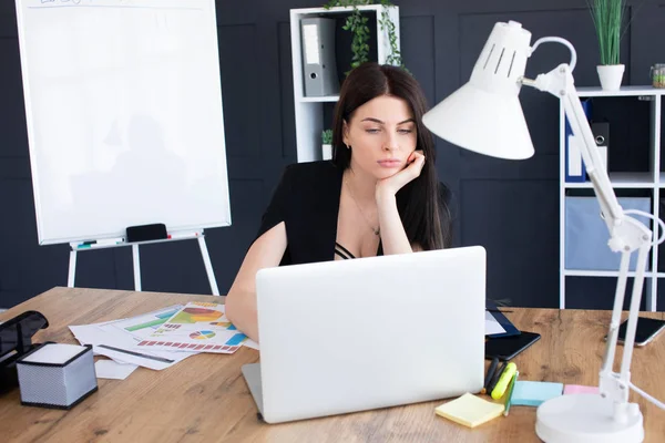 Atractiva Sexy Mujer Negocios Está Trabajando Oficina — Foto de Stock