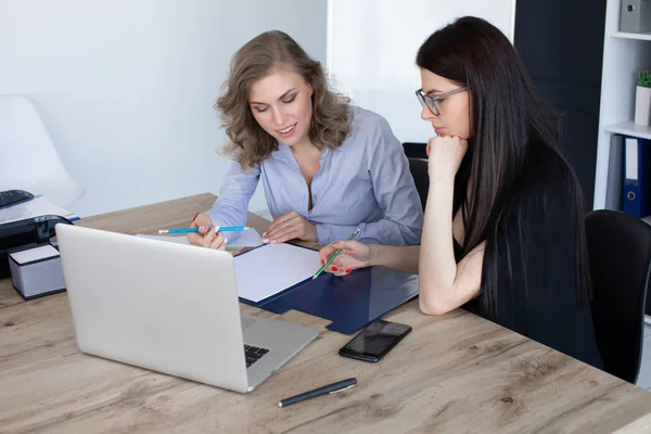 商业妇女在办公室桌边工作一起上一台笔记本电脑 团队合作的概念 — 图库照片