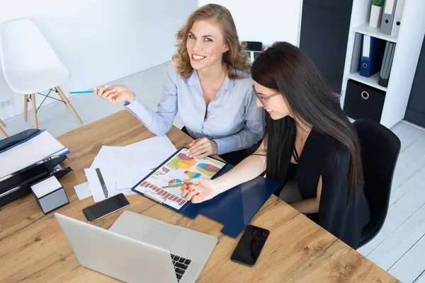 商业妇女在办公室桌边工作一起上一台笔记本电脑 团队合作的概念 — 图库照片
