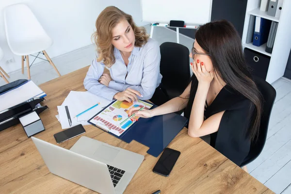 Mujeres Negocios Escritorio Oficina Trabajando Juntas Ordenador Portátil Concepto Trabajo — Foto de Stock