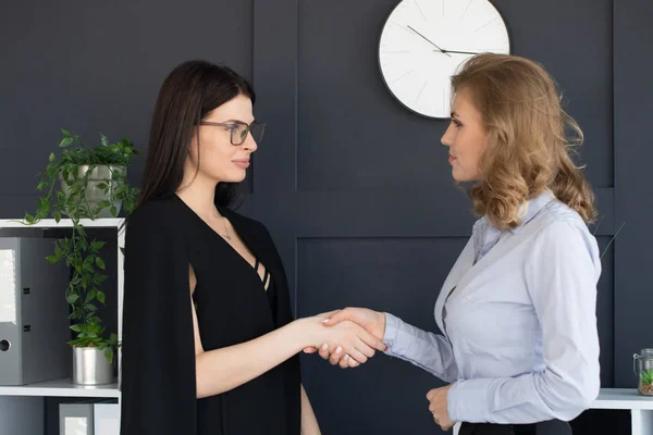 Mujeres Negocios Teniendo Reunión Informal Oficina Moderna — Foto de Stock