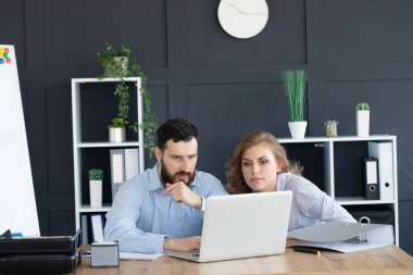 Modern Ofiste Masa Çevresinde Toplantı Yapan İş Adamları 