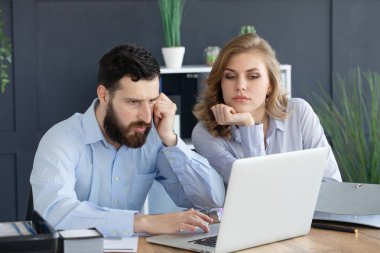 Modern Ofiste Masa Çevresinde Toplantı Yapan İş Adamları