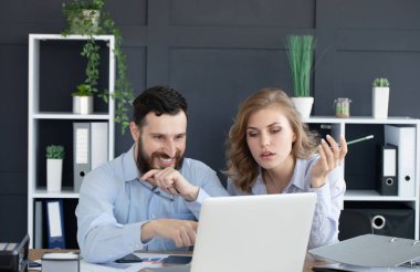 Modern Ofiste Masa Çevresinde Toplantı Yapan İş Adamları 