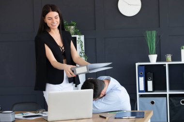 Sözleşmeyi tartışıyor. Belgelerle klasör tutarken formalwear genç sakallı erkek ve kadın bir şey tartışıyor