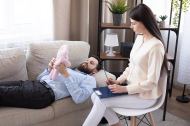 psikolog onu hasta ile oturum özel danışmanlık odasında olması.