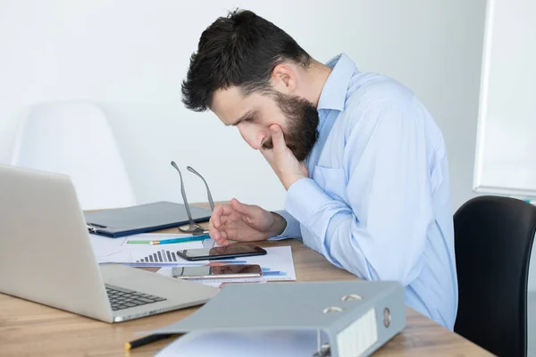 Joven Concentrado Trabajando Ordenador Portátil Oficina Casa — Foto de Stock