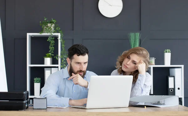 Gente Negocios Que Reúne Alrededor Mesa Oficina Moderna — Foto de Stock