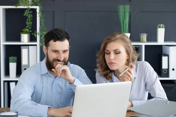 Gente Negocios Que Reúne Alrededor Mesa Oficina Moderna — Foto de Stock