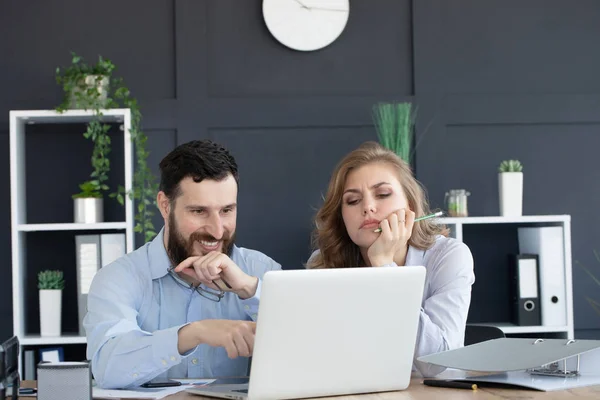 Gente Negocios Que Reúne Alrededor Mesa Oficina Moderna — Foto de Stock