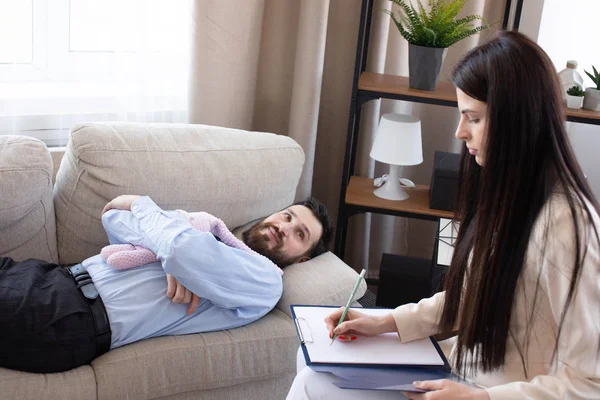 Psychologue Ayant Une Séance Avec Patiente Dans Salle Consultation Privée — Photo