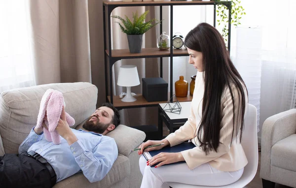 Psychologue Ayant Une Séance Avec Patiente Dans Salle Consultation Privée — Photo