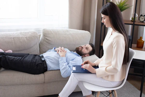 Psychologue Ayant Une Séance Avec Patiente Dans Salle Consultation Privée — Photo