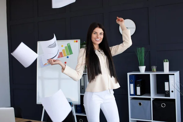 Joven Empresaria Lanza Páginas Documentos Papel Oficina — Foto de Stock