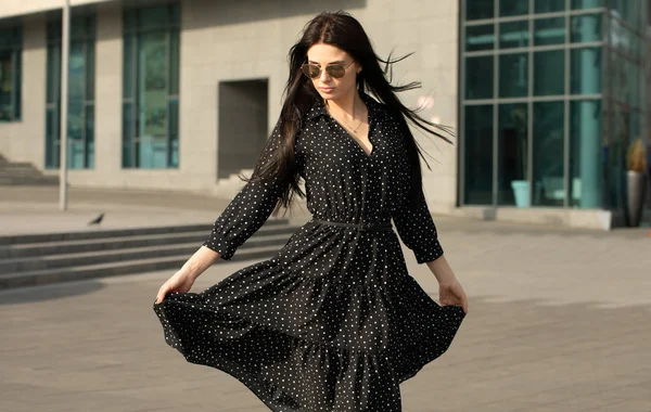 Модный Портрет Молодой Счастливой Улыбающейся Красивой Элегантной Женщины Черном Платье — стоковое фото
