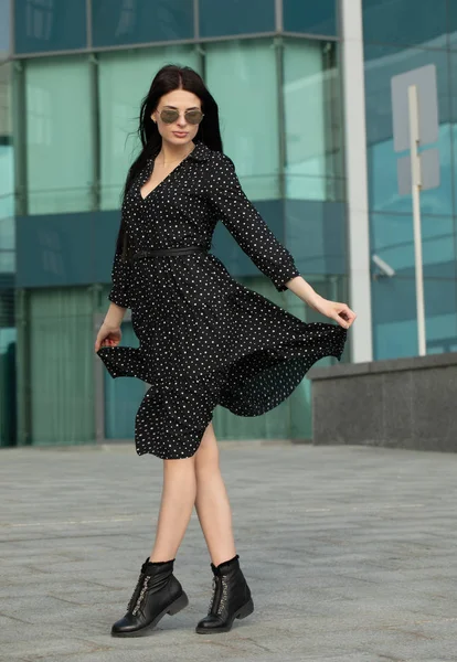 Модный Портрет Молодой Счастливой Улыбающейся Красивой Элегантной Женщины Черном Платье — стоковое фото