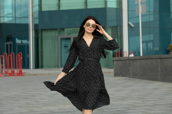 Retrato Estilo Moda Joven Feliz Sonriente Hermosa Mujer Elegante Vestido — Foto de Stock