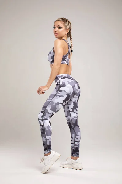 Mujer Joven Musculosa Posando Ropa Deportiva Sobre Fondo Gris Ajuste —  Fotos de Stock