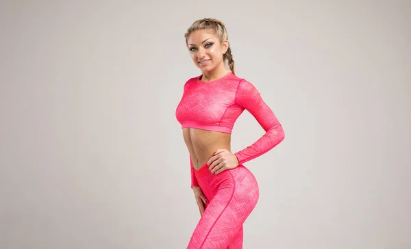 健身女人粉红色运动胸罩和紧身裤 工作室拍摄 — 图库照片