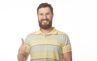 Mutlu yakışıklı adam baş parmağını kaldırıyor..