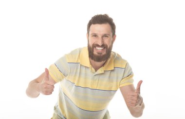 Mutlu yakışıklı adam baş parmağını kaldırıyor..