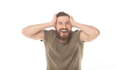 Şaşırmış heyecanlı adamın kapalı çekim başarısına inanmıyor, elleri beyaz ın üzerinde tutuyor. 