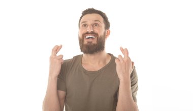 Yakışıklı adam parmaklarıyla geçiş