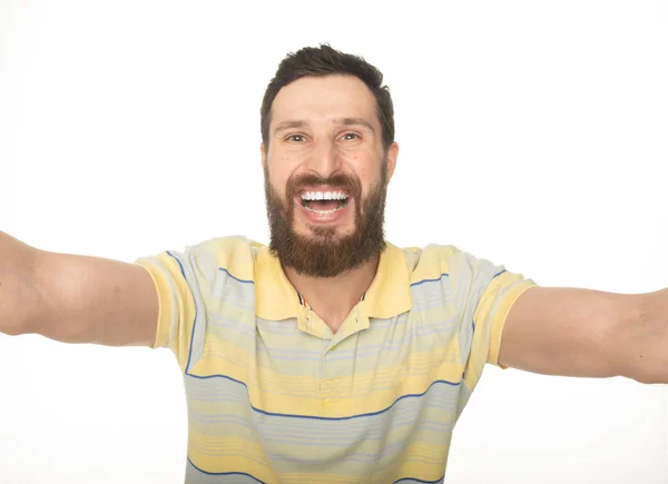 Close Retrato Homem Barbudo Alegre Tomando Selfie Sobre Fundo Branco — Fotografia de Stock