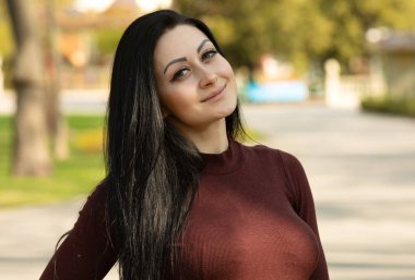 Açık poz uzun esmer saçlı Inanılmaz neşeli güzel kız. Deri ceket, esmer saçlı. Moda sokak stile portre.