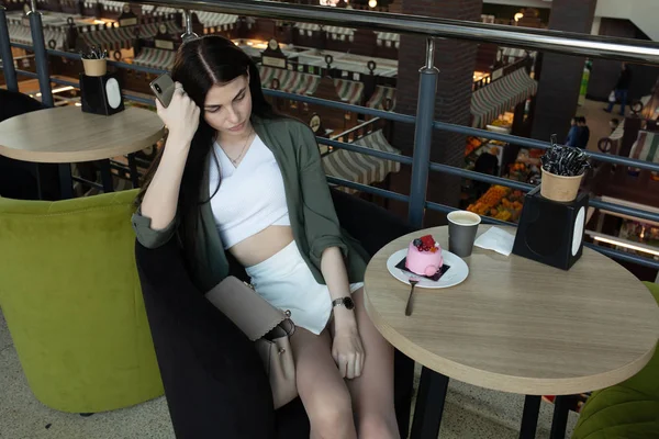 Retrato Uma Mulher Feliz Comendo Pedaço Bolo Bebendo Café Enquanto — Fotografia de Stock