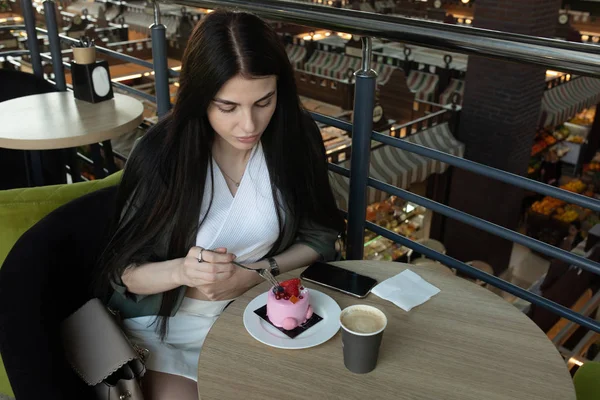 Portrait Happy Woman Eating Piece Cake Drinking Coffee While Sitting — Stock Photo, Image