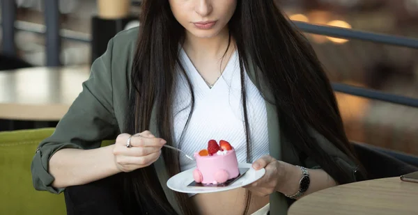 Retrato Uma Mulher Feliz Comendo Pedaço Bolo Bebendo Café Enquanto — Fotografia de Stock