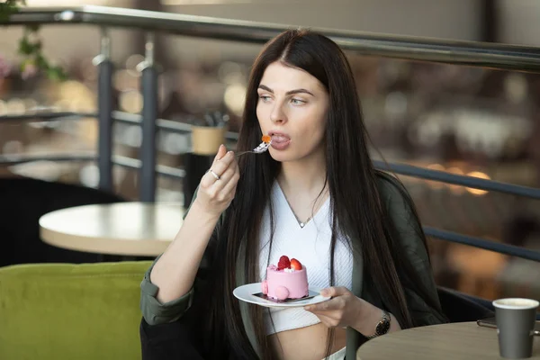 Retrato Una Mujer Feliz Comiendo Pedazo Pastel Tomando Café Mientras —  Fotos de Stock