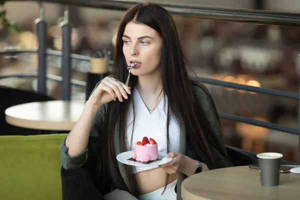 Portrait Happy Woman Eating Piece Cake Drinking Coffee While Sitting — Stock Photo, Image