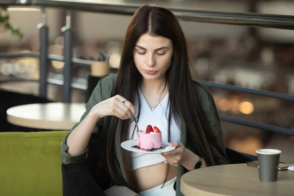 Retrato Uma Mulher Feliz Comendo Pedaço Bolo Bebendo Café Enquanto — Fotografia de Stock