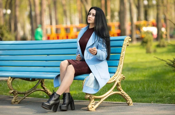 Increíble Chica Bonita Alegre Con Pelo Largo Morena Posando Aire — Foto de Stock