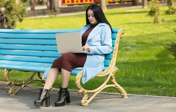 年轻漂亮的女人使用笔记本电脑外 — 图库照片