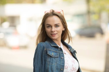 Yuvarlak pembe güneş gözlüğü muhteşem kafkas kız yakın çekim portre. 