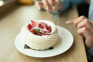 Ev yapımı çilek shortcake taze çilek ile tepesinde. 