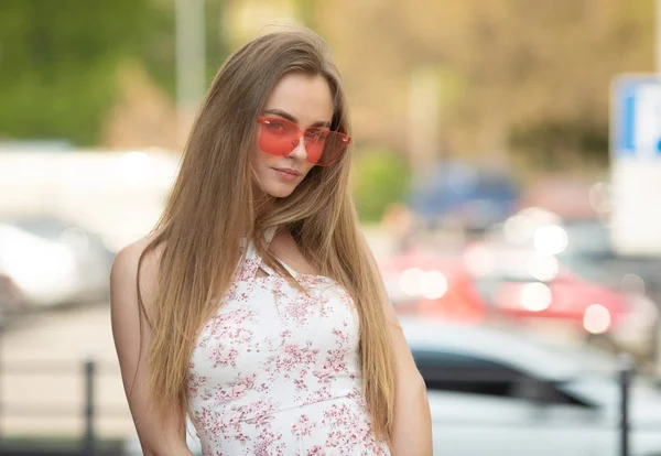 Close Portret Van Prachtige Kaukasische Meisje Ronde Roze Zonnebril — Stockfoto