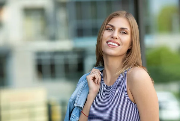 Woman Smiling Perfect Smile White Teeth Park Looking Camera — Stock Photo, Image