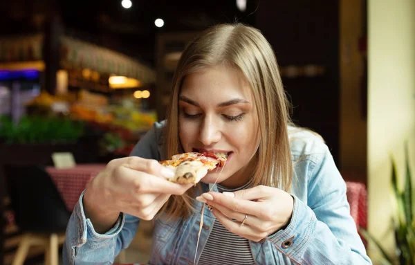 Menina Loira Engraçada Jeans Jaqueta Comer Pizza Restaurante — Fotografia de Stock