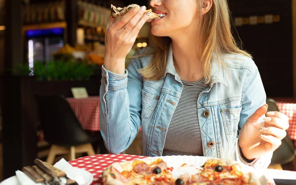 Rolig Blond Tjej Jeansjacka Äta Pizza Restaurang — Stockfoto