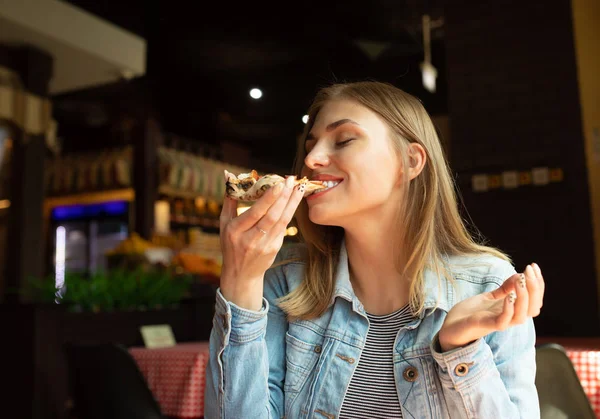 Chica Rubia Divertida Chaqueta Vaqueros Comiendo Pizza Restaurante — Foto de Stock