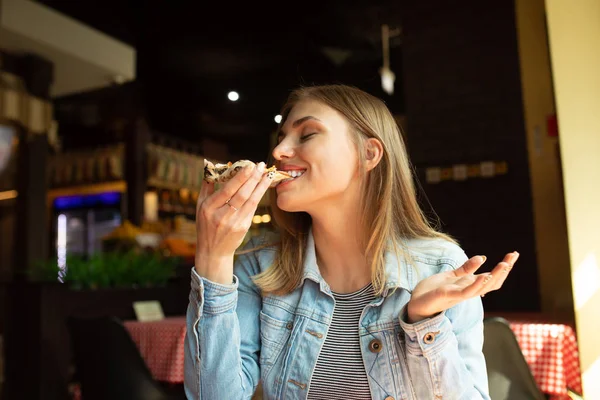 Menina Loira Engraçada Jeans Jaqueta Comer Pizza Restaurante — Fotografia de Stock